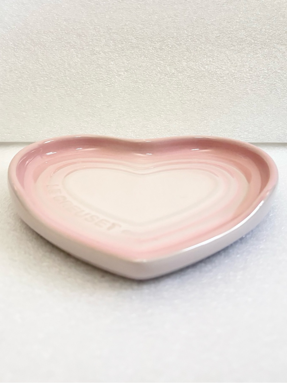 Le Creuset Pink Heart-Shaped, Spoon Rest. - Picture 3 of 6